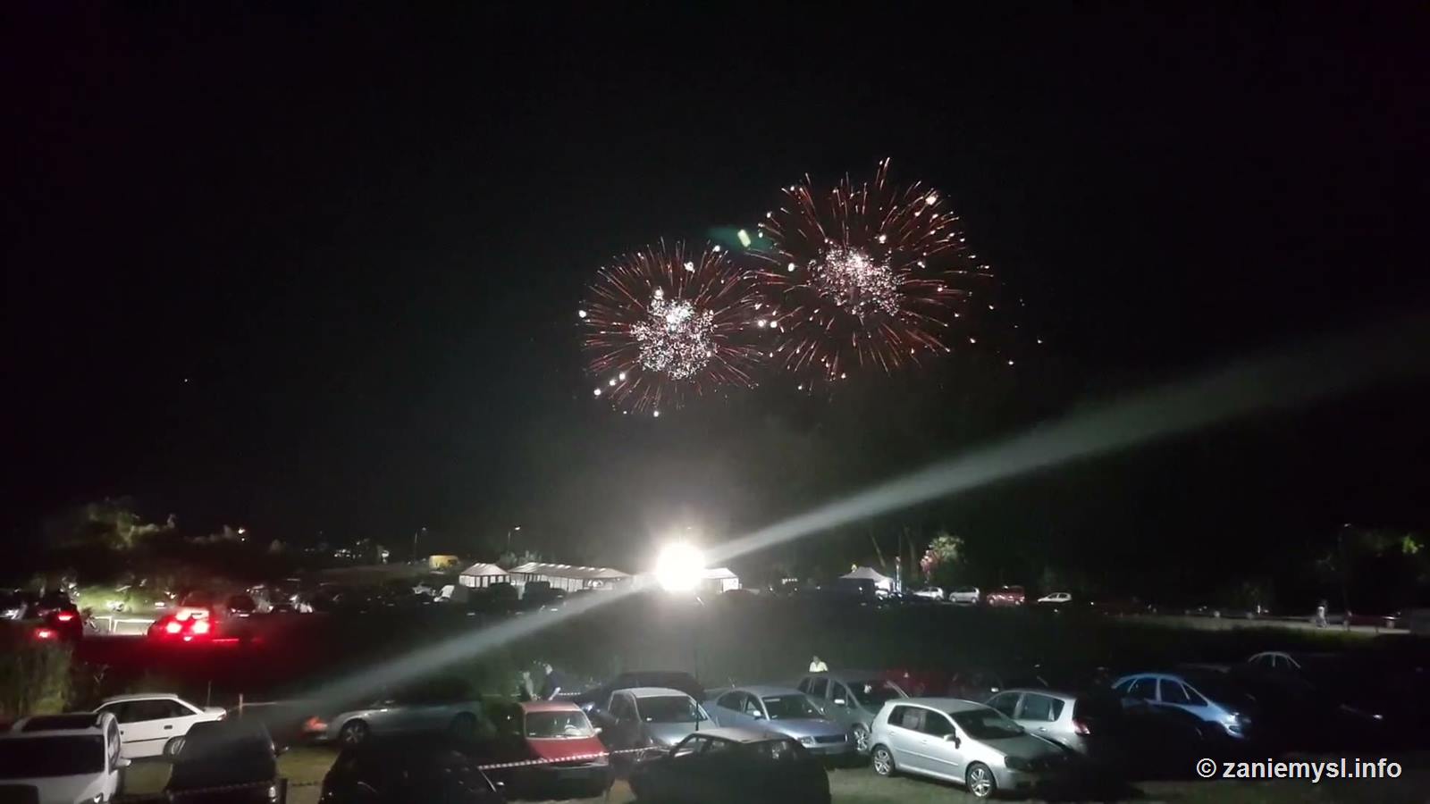 Pokaz laserowy nad jeziorem